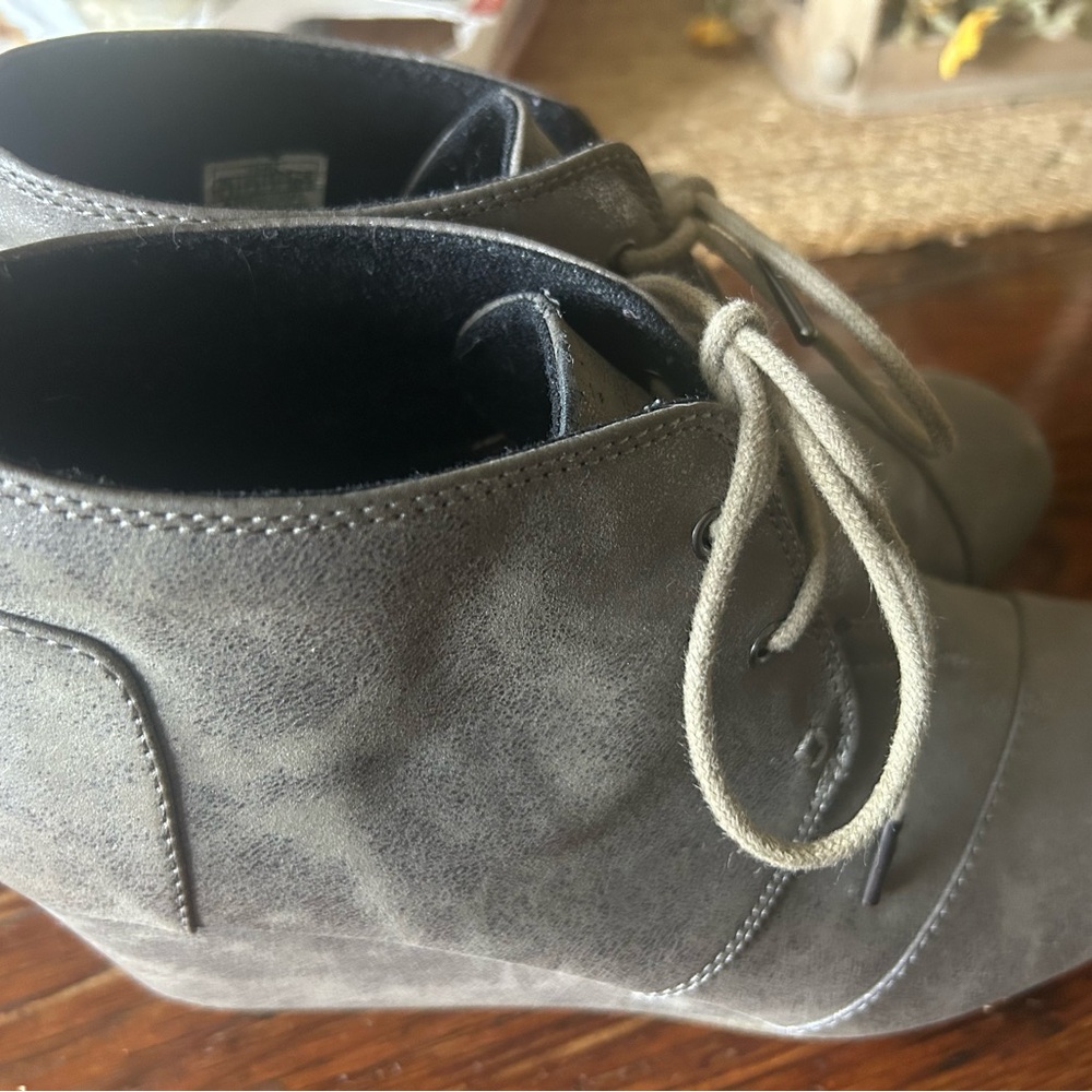 Toms Boots Womens Size 9.5 Desert Ankle Booties Gray Suede Wedge Metallic 740810